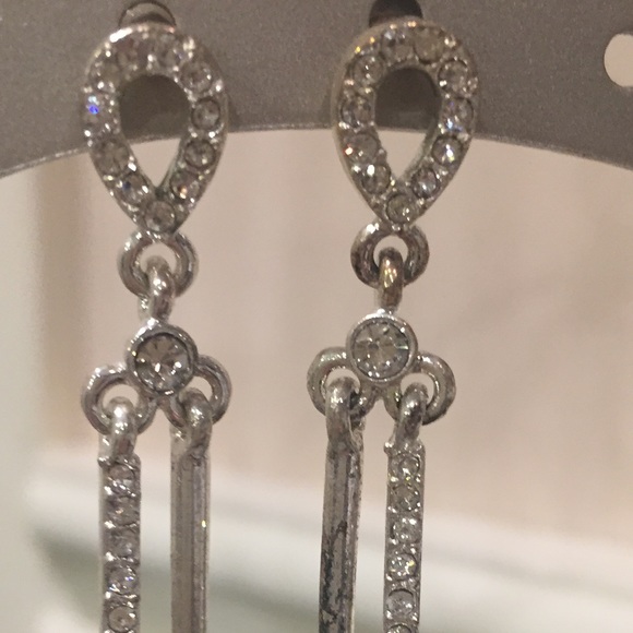 🛍2 for $35🛍 NWT Rhinestone long dangling earrings set in silver tone - Picture 3 of 4
